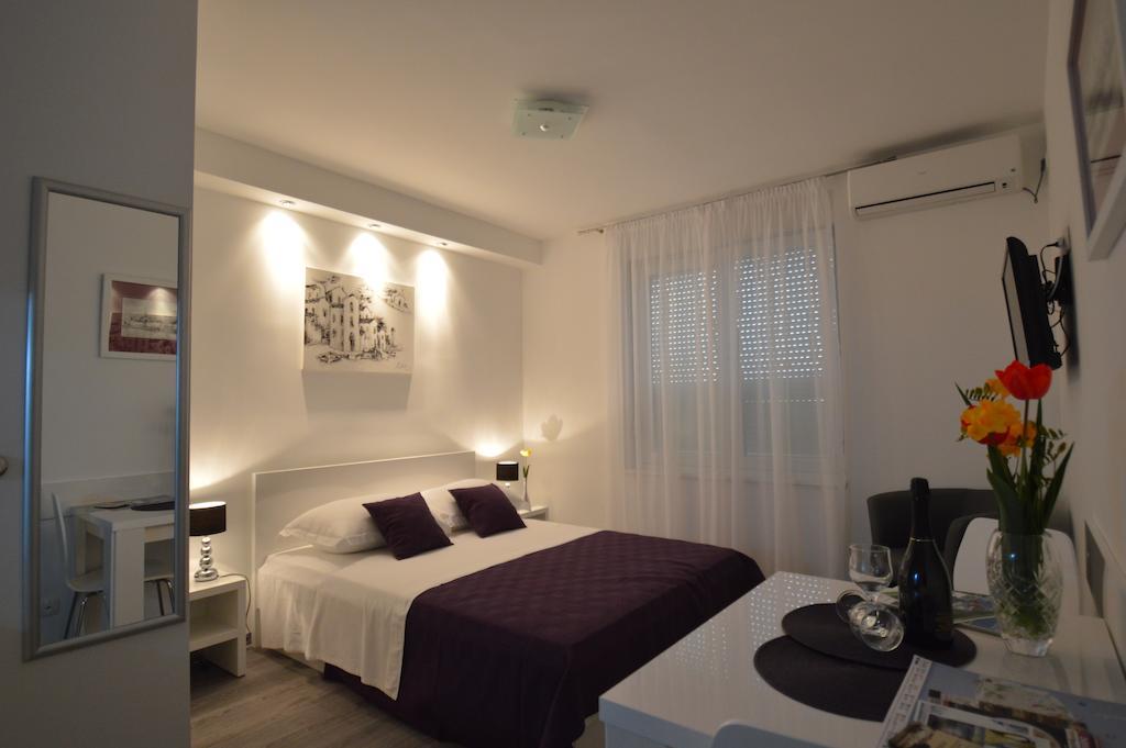 זאדאר Downtown Main Street Studio חדר תמונה